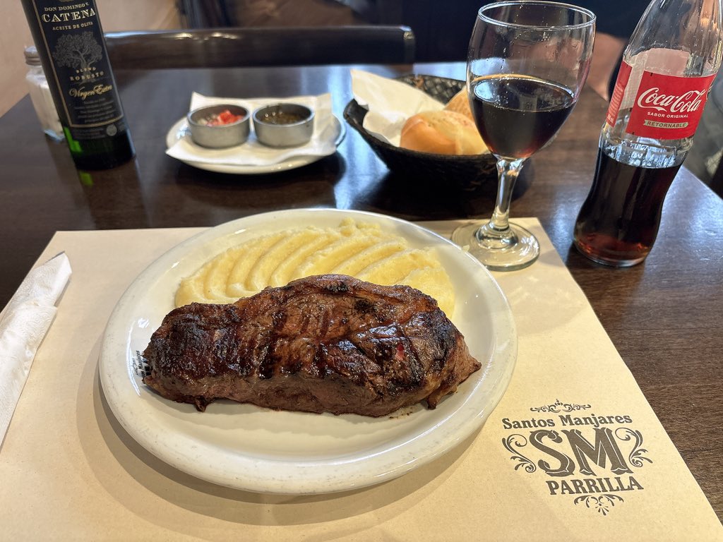 hibiki__1119's tweet photo. これが世界一のステーキ。

アルゼンチンで食べたんだけど、
値段はまさかの約2,500円。

世界一周して色んな国で肉を食べたけど、
これを超えるステーキにはまだ出会ってない。

アルゼンチン、肉はマジで別格。🇦🇷 https://t.co/x2CECYGQBQ