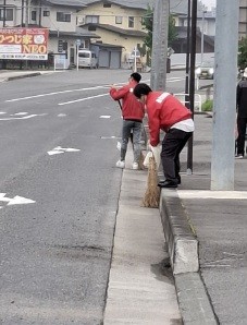 sugtentyo's tweet photo. 花沢町内会の美化活動に参加しました！
清掃活動を通じて、地域の皆さまと交流を深める貴重な機会となりました。
これからも地域の皆さまとのつながりを大切にし、地域に貢献できる活動を続けていきます！ https://t.co/taaSMh8oVV