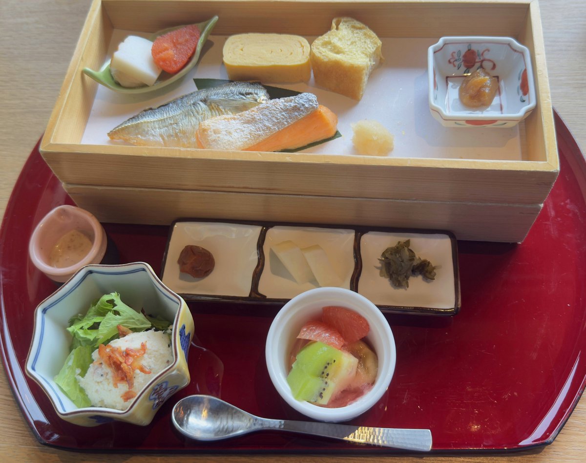 VictoriaQshsb's tweet photo. 湯気がゆらりと立ちのぼるだけで、ごはんの時間ってこんなに幸せだったんだと思い出す。
次は何を頼もうかな🍽️ https://t.co/lejKHxIi3R