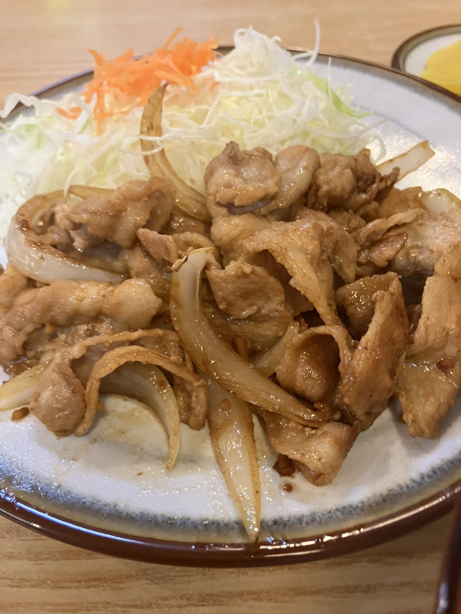 narinaryo's tweet photo. #とん楽
ニンニク焼肉定食(生玉子付き)820円
😋😋😋😋
#市が尾 #田園都市線　#定食屋 #TKG 
とん楽
045-973-9689
神奈川県横浜市青葉区市ケ尾町1064-4 
https://t.co/zth3jeuH7z https://t.co/lVQy2X6KSL