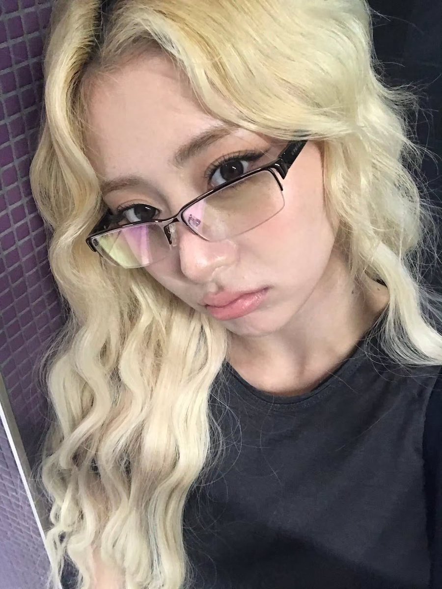 yunjinrs's tweet photo. A WHOLE JENAISSANTE DUMP FOR CURLY HAIRED YUNJIN WITH GLASSES OMG https://t.co/8PyfnPRxyh
