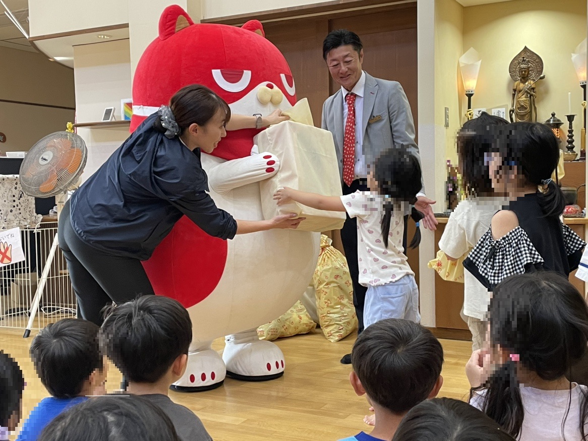 sugtentyo's tweet photo. 近隣の保育園を訪問し、お客様からいただいた寄付菓子をお届けしました。
お子様には、にゃんまるとのふれあいや寄付菓子を通じて、楽しい時間を過ごしていただきました。
これからも地域の皆さまとのつながりを大切にし、地域に貢献できる活動を続けていきます！ https://t.co/E3L1zynPqp