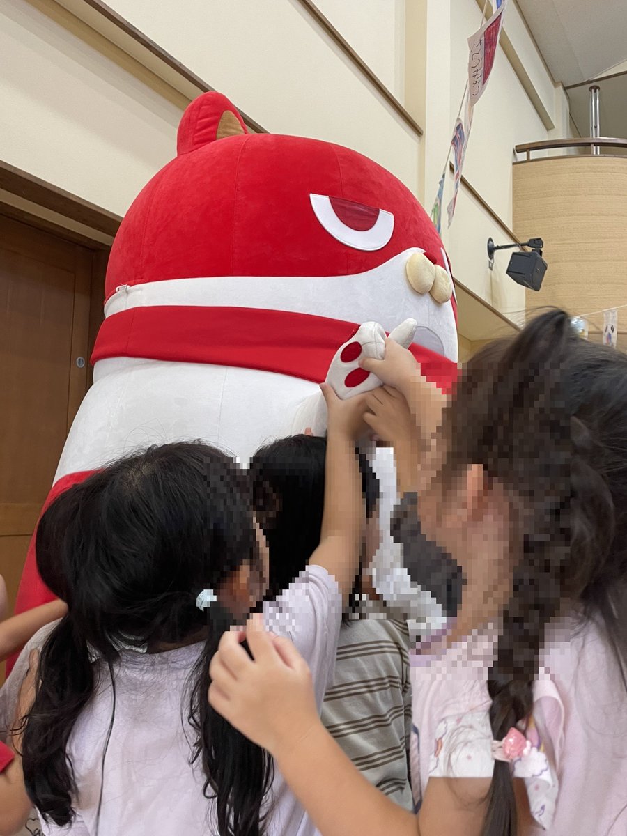 sugtentyo's tweet photo. 近隣の保育園を訪問し、お客様からいただいた寄付菓子をお届けしました。
お子様には、にゃんまるとのふれあいや寄付菓子を通じて、楽しい時間を過ごしていただきました。
これからも地域の皆さまとのつながりを大切にし、地域に貢献できる活動を続けていきます！ https://t.co/E3L1zynPqp