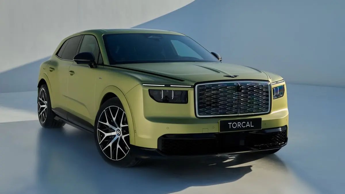 Maslovuef's tweet photo. 🚨 Bentley just entered the electric SUV era.

The brand has unveiled its first all-electric luxury SUV — delivering 810 horsepower and up to 375 miles of range. ⚡

It also becomes Bentley’s fourth model line, joining its existing combustion and hybrid lineup.

Luxury EV competition is getting serious.

Follow me @Maslovuef