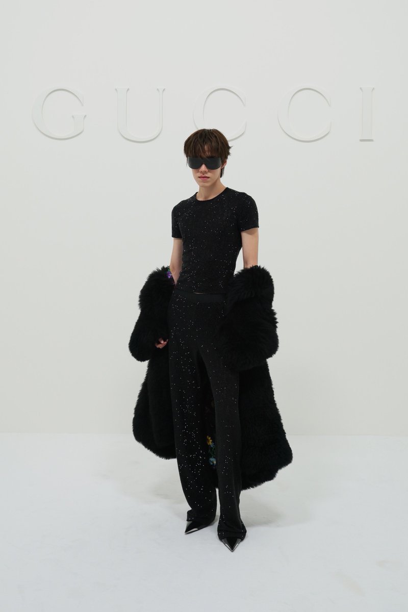 contentnotfnd's tweet photo. เดือน 7 ยังถ่ายกับแบคดรอป Balenciaga ในฐานะ GBA ที่ปารีสอยู่เลย เดือน 9 กระโดดมาถ่ายกับแบคดรอป Gucci ในฐานะ BA ที่มิลานแล้ว พีพีกับวงการแฟชั่นคือไม่มีลิมิตเลย เก่งมากๆอะ

PP KRIT X GUCCI MFW26  #GUCCISS27xPPKRIT #GucciTheStoreShow #Gucci #PPKritt #MFW @gucci @ppkritt https://t.co/vb1U2F4RT6