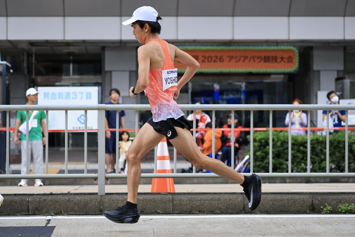 FKwandati's tweet photo. #アジア大会
吉田祐也（GMO）

24㎞すぎ
遠くに姿が見えた瞬間、「ゆうや！」コールが湧き上がった。
コールの発生源は、三菱重工の大応援団。
所属の山下選手は既にこの場を後にしていた。

ふたりは同じ97年組。
チームの枠を超えた叫びに、沿道がひとつになる。

日本を背負って走る姿は美しい。 https://t.co/pTzdt6JuOU