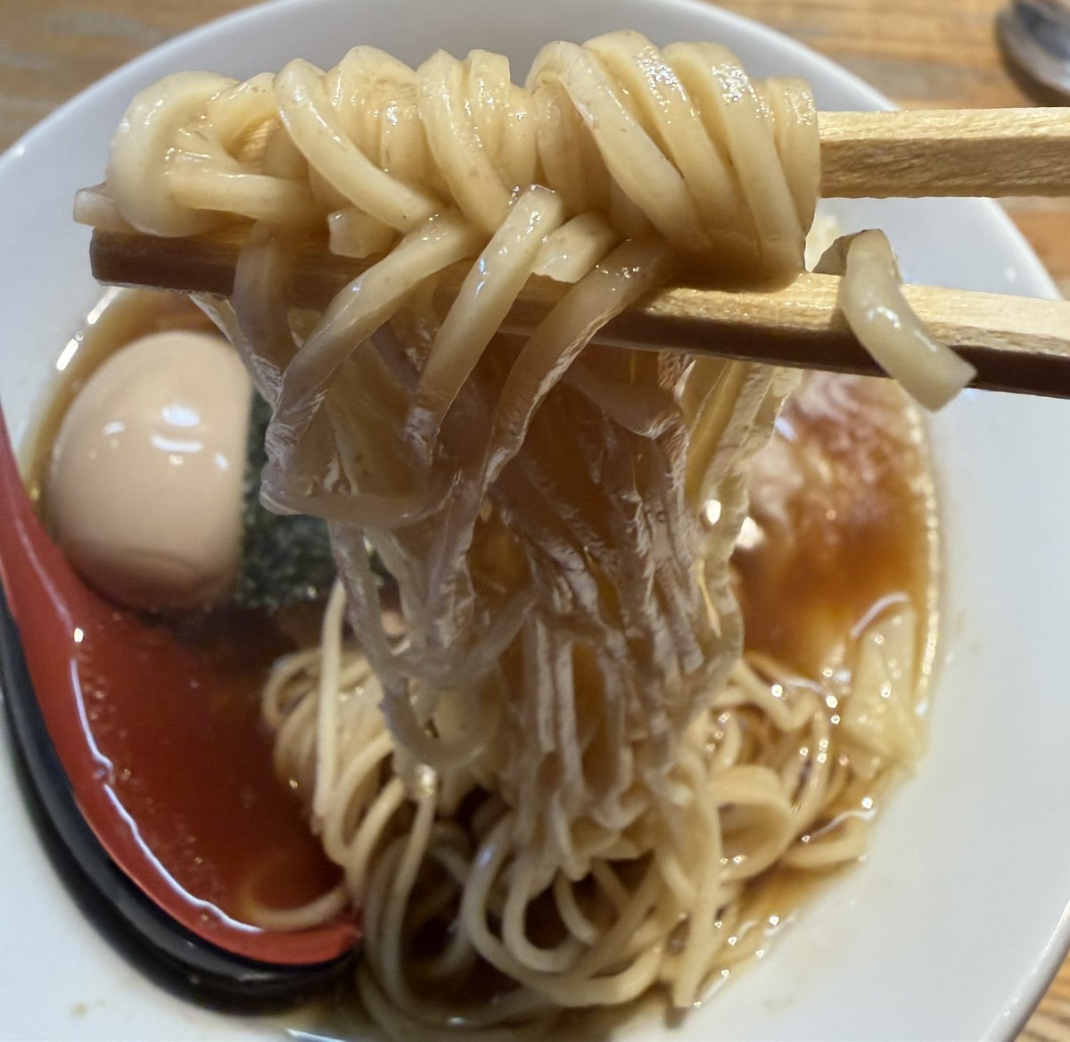 ISA66692528's tweet photo. 本日は群馬県高崎市の「支那そば なかじま」へ🍜
わんたんそば味玉入りをいただきました鶏と魚介の旨みが重なる奥深いスープに、自家製全粒粉麺が抜群の相性。熱々の生姜香るわんたん、香ばしい吊るし焼き叉焼、味玉も絶品です
本日も芸術的な一杯でした。ごちそうさまでした #支那そばなかじま https://t.co/s7YcHjIPgI