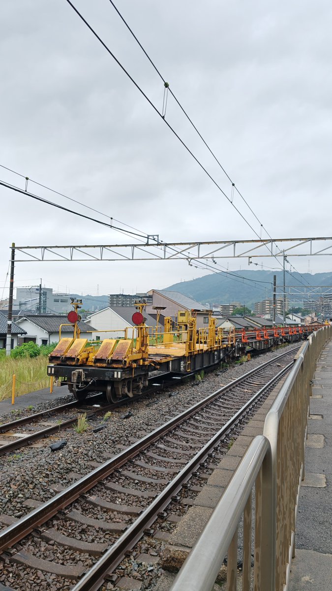 nagmag753's tweet photo. 26/09/26 新山口工臨 工9389レ EF65-1135+チキ12B
雨の大山崎駅とサントリー山崎蒸溜所前踏切で撮影📸
雨ですがたくさんの方が撮影に来られていました！ https://t.co/ABnUeRDwnv