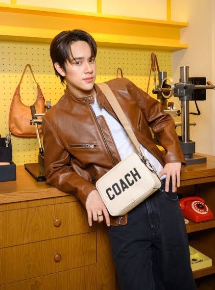 IconicRankings's tweet photo. Asian stars who made headlines at NYFW SS27 ✨
👜 Coach: Soyeon, Nanon Korapat, Love Pattranite, KiiiKiii
🗽 Tommy Hilfiger: Jisoo, Gemini Norawit, Phuwin Tangsakyuen, Fourth Nattawat
🖤 COS: Park Gyu-young, Kun Cai, Heart Evangelista, Mew, Faouzia Ouihya,
💃 Tory Burch: Priyanka Kedia, Alex Eala, Miku Martineau
(Source: Grazia Singapore)