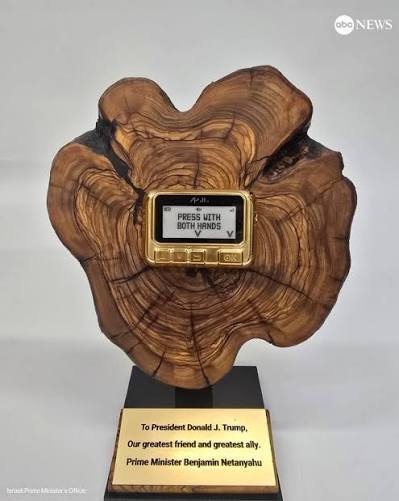 UnityNewsNet's tweet photo. Prime Minister of 'israel' gave Trump a 'Golden Pager' in remembrance of the terror attacks in Lebanon.

He keeps a covid vaccine syringe in a glass box in his office.

Murderers keep mementos of their kills and boast about them in plain sight. https://t.co/1HdLHBcd8e