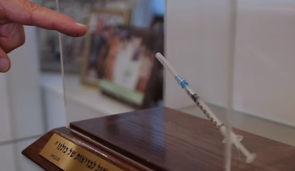UnityNewsNet's tweet photo. Prime Minister of 'israel' gave Trump a 'Golden Pager' in remembrance of the terror attacks in Lebanon.

He keeps a covid vaccine syringe in a glass box in his office.

Murderers keep mementos of their kills and boast about them in plain sight. https://t.co/1HdLHBcd8e