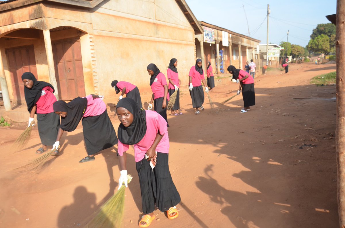 LuweroDistrict2's tweet photo. Wakataayi Senior Secondary School Joins Zirobwe community in National Cleaning Day Activities
They cleaned public areas and promoted healthier, safer, and cleaner community.
Clean community, healthy community. NationalCleaningDay #Zirobwe #Luwero #WakataayiSS #KeepUgandaClean https://t.co/hQ2g3Dh7we
