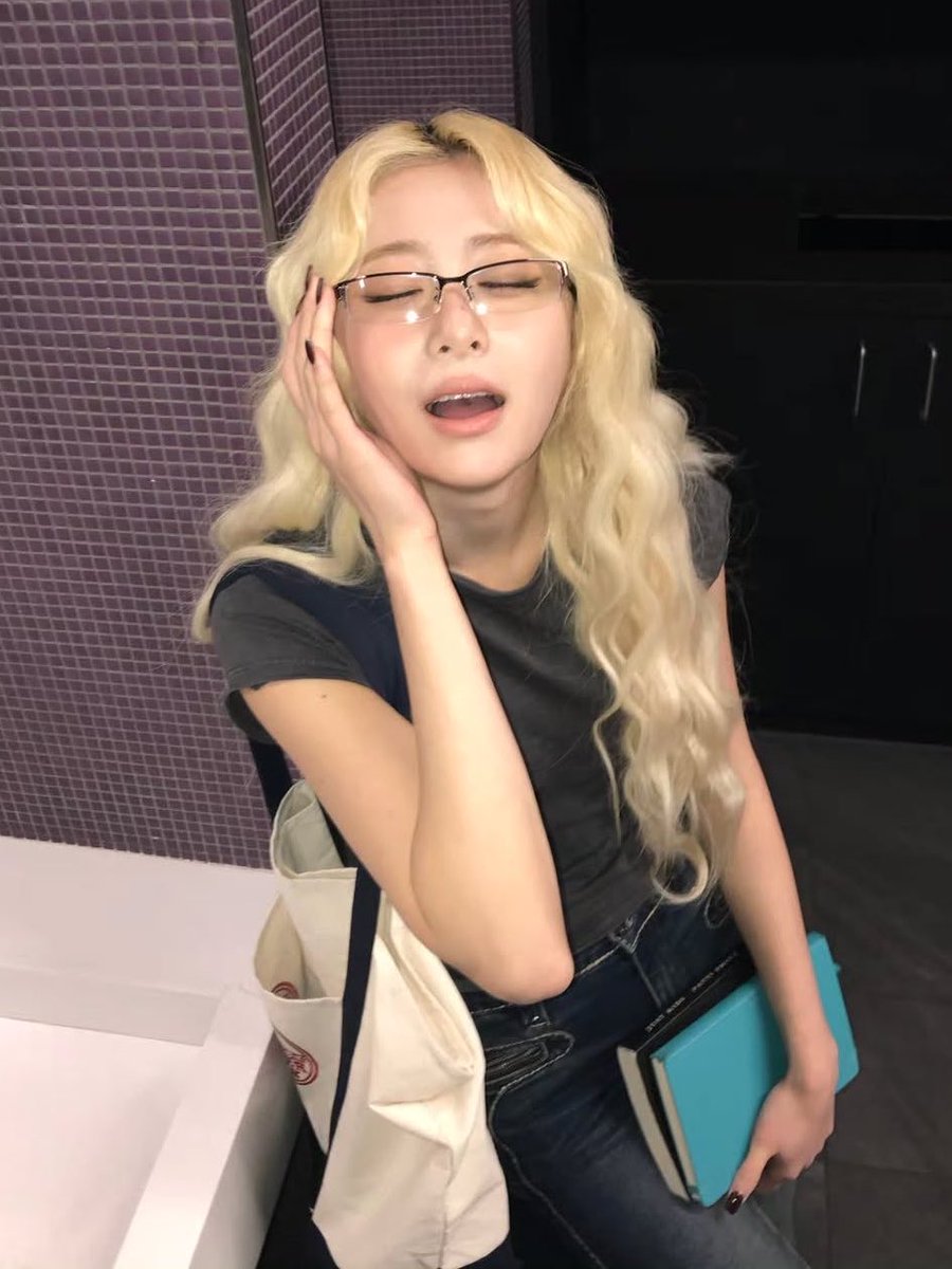 yunjinrs's tweet photo. NERDY YUNJIN, YOU BELONG WITH ME. https://t.co/w0sngWQyVm