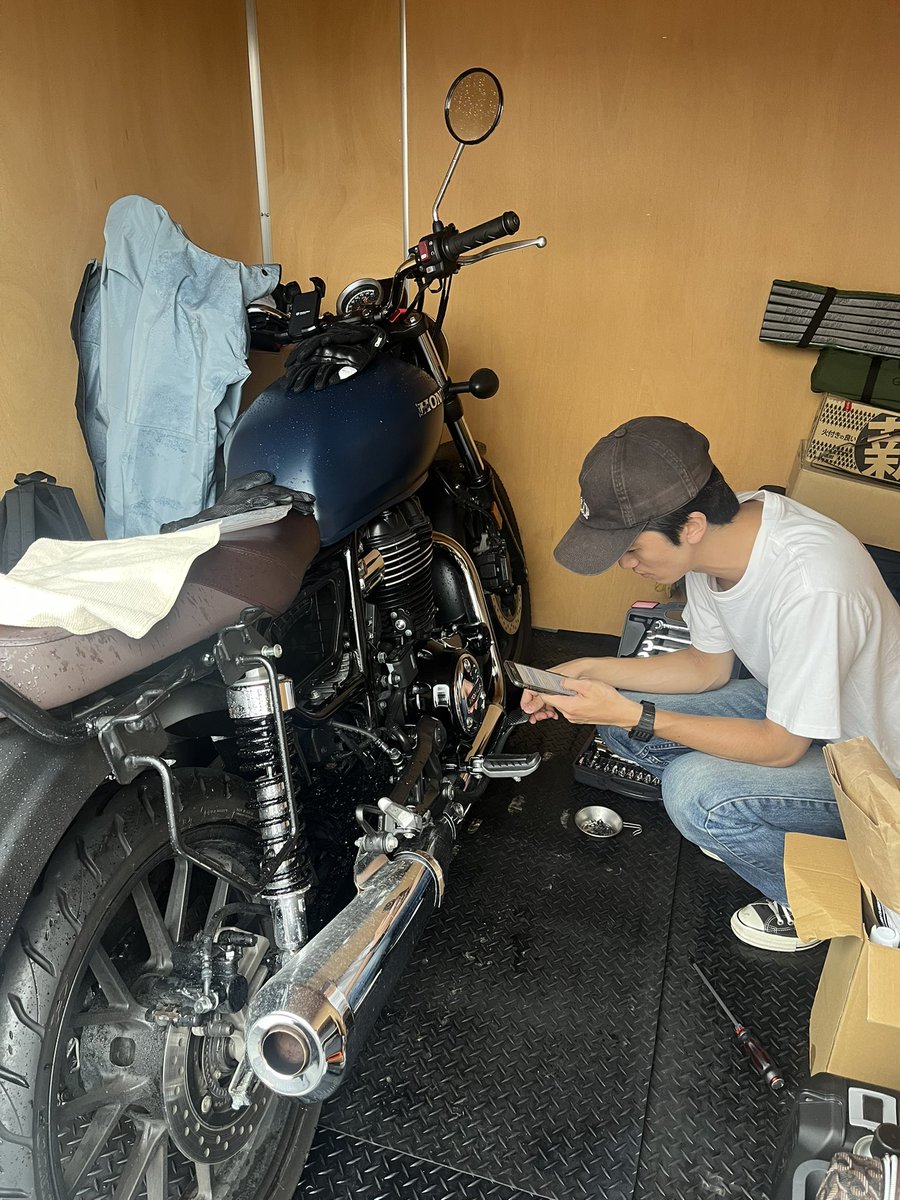 damoe_moto's tweet photo. GBのオイルとフィルター交換してます(with弟 https://t.co/yW9qz6PWmJ
