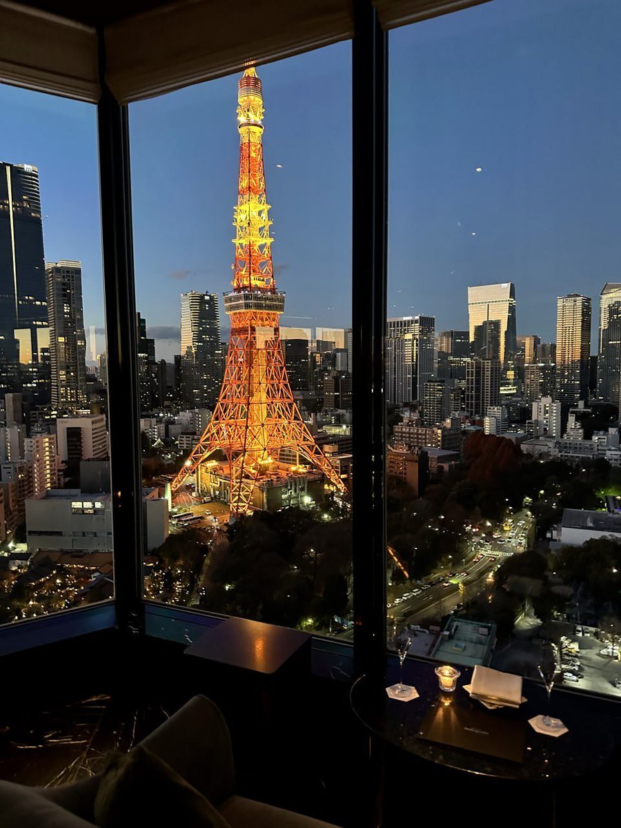 chieko29419145's tweet photo. 窓越しに捉えた東京の夜景。

灯り、そよ風、ワイングラス、そして絶妙な距離感。

遠くから眺める景色は、近くで見るよりもずっと魅力的だ。

📍東京、日本 https://t.co/9cXlWbS27z
