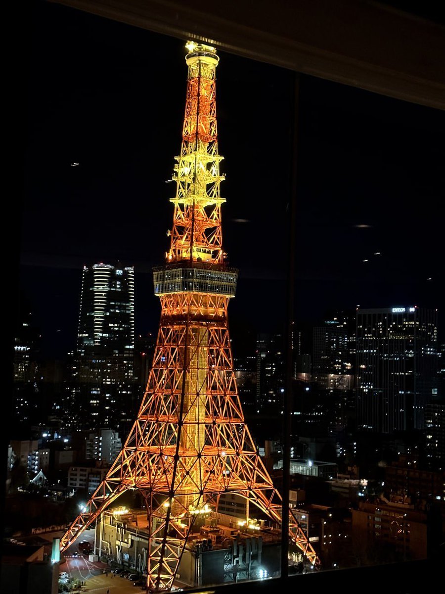chieko29419145's tweet photo. 窓越しに捉えた東京の夜景。

灯り、そよ風、ワイングラス、そして絶妙な距離感。

遠くから眺める景色は、近くで見るよりもずっと魅力的だ。

📍東京、日本 https://t.co/9cXlWbS27z