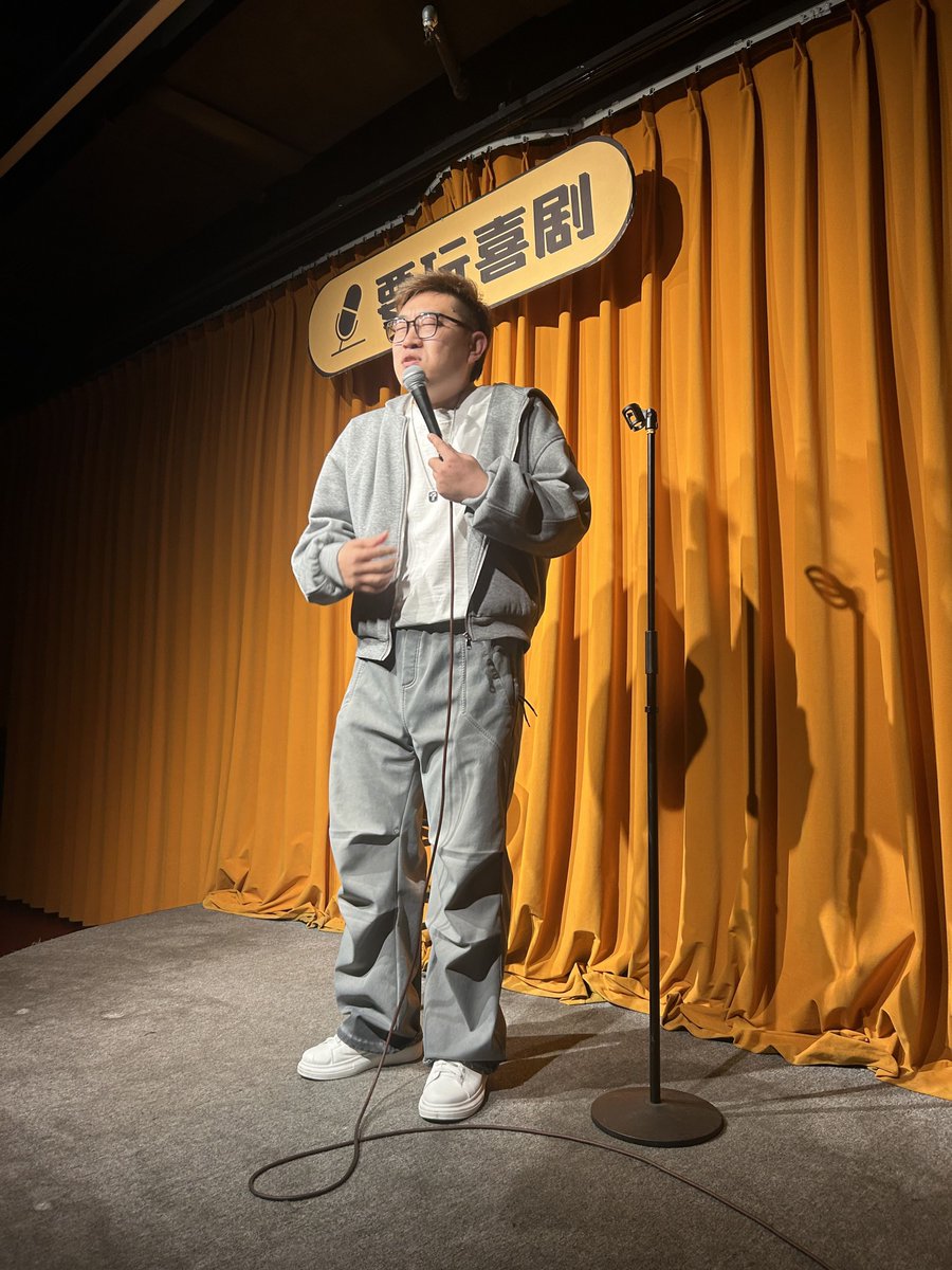 AleenFullmfa's tweet photo. Just bombed my first open mic set by trying to do a 10-minute bit about how my cat thinks I’m a late-night snack—she judged me so hard the whole time. Stage fright + side-eye from a fur baby = career pivot incoming. #ComedyNight https://t.co/TCIq3Ihiz6