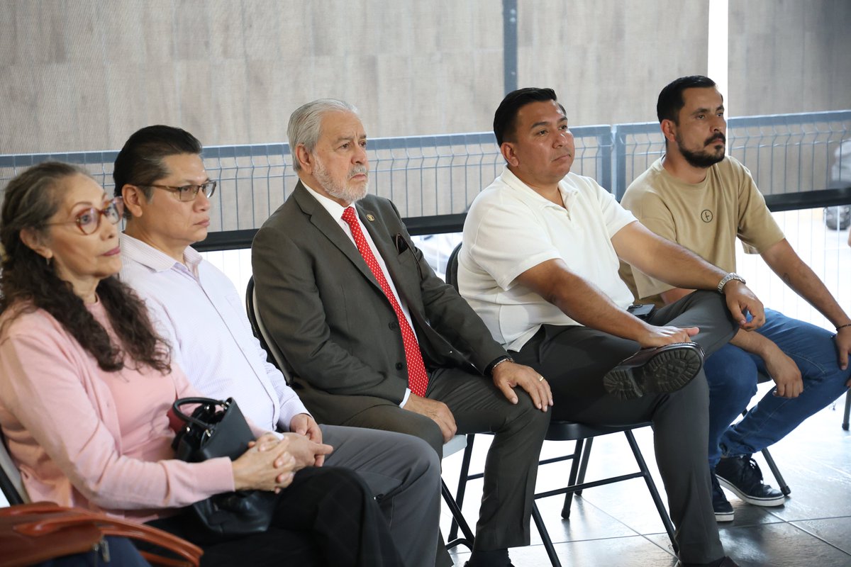 isauraamadorn's tweet photo. Tuve la oportunidad de reunirme con vecinas y vecinos de la colonia Tepeyac Casino para escuchar de primera mano sus inquietudes, necesidades y propuestas. 🏡

Para mí, estar cerca de la ciudadanía significa eso: caminar las colonias, escuchar y mantener un diálogo constante con quienes viven día a día la realidad de nuestra ciudad.