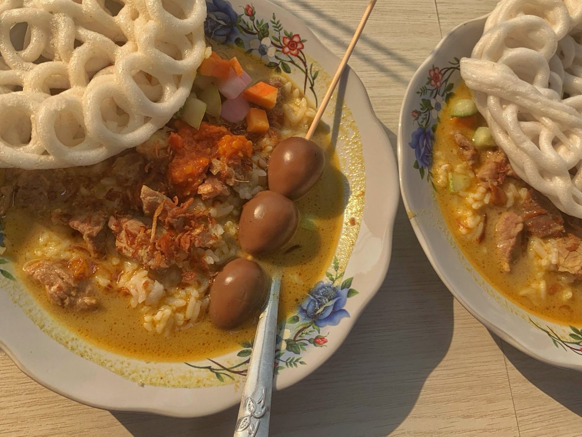 matchabellz's tweet photo. 📝 [ recap ] day 5 magang :

— jumat berkah dapet sarapan gulai 🍛
— first time ikut meeting project, dan enjoy bgt karena dah familiar berkat project2 sebelumnya, sampe dipuji team lead  "wah cepet banget nangkep maksud tasksnya.. kamu ga pengen jadi staff kah abis magang?" 🥺🤏 https://t.co/RiYo6dRqoq