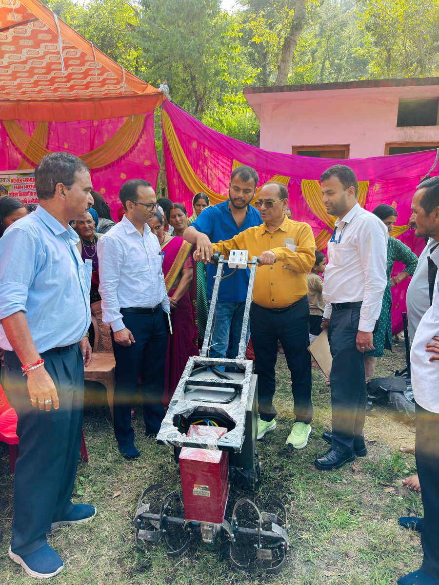 ajitkrbgp's tweet photo. 🌾 उत्तरकाशी | Uttarkashi
NABARD-supported Women Farmer Drudgery Reduction Farm Mechanization Project में @stepupify  के Battery-Operated Multi Utility Farming Tool &amp; Brush Cutter का showcase &amp; inauguration.
महिला किसानों के लिए आसान, स्वच्छ एवं कम-ड्रजरी वाली खेती। ⚡🌱 https://t.co/95Ecmd3wwr