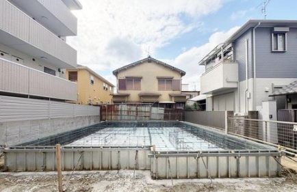 GoofeeHome's tweet photo. 【豊中市服部西町2丁目｜新築一戸建て】

販売価格6,290万円
阪急宝塚線「服部天神」駅 徒歩3分

土地131.92㎡／建物95.23㎡
2階建・3LDK
LDK約19帖
駐車スペース2台分

駅徒歩3分の立地で新生活を。
豊中市服部西町2丁目の新築戸建。 https://t.co/eWMnlQcG0e