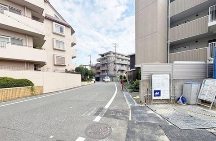 GoofeeHome's tweet photo. 【豊中市服部西町2丁目｜新築一戸建て】

販売価格6,290万円
阪急宝塚線「服部天神」駅 徒歩3分

土地131.92㎡／建物95.23㎡
2階建・3LDK
LDK約19帖
駐車スペース2台分

駅徒歩3分の立地で新生活を。
豊中市服部西町2丁目の新築戸建。 https://t.co/eWMnlQcG0e