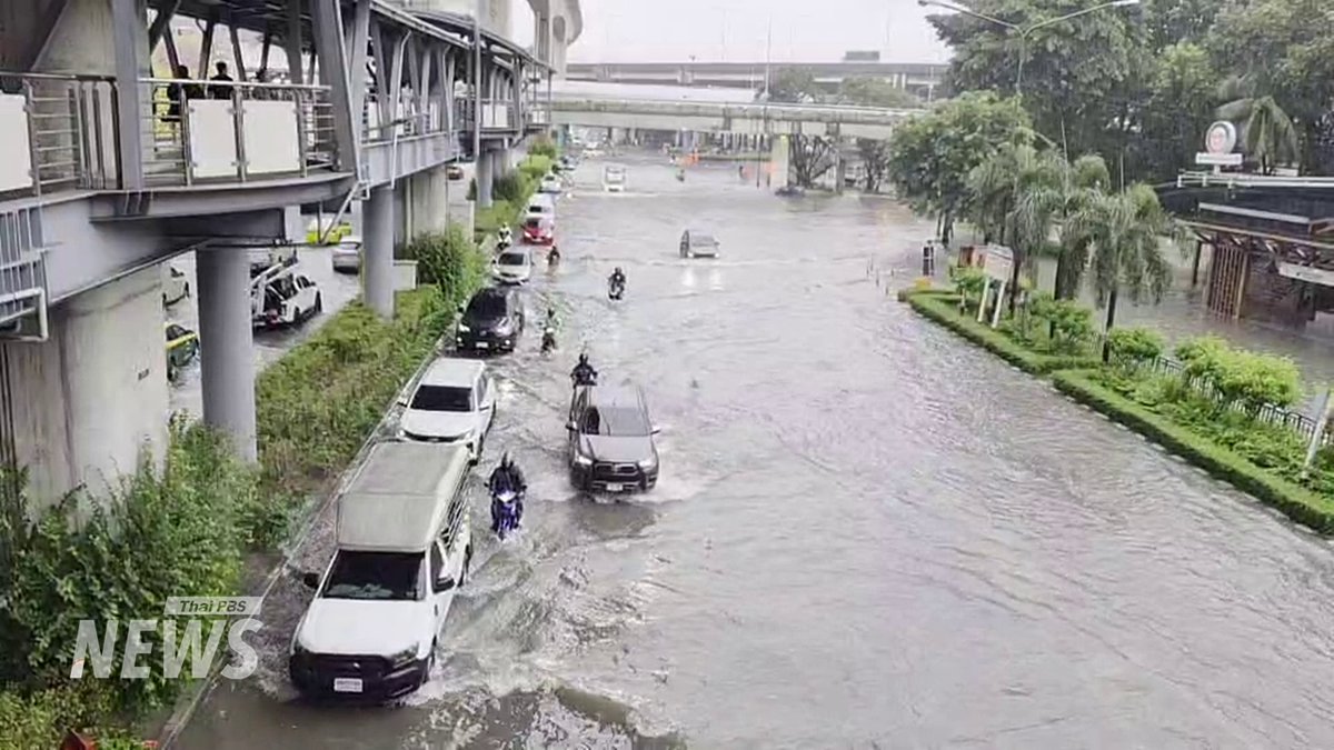 ThaiPBSNews's tweet photo. 09.21 น. บริเวณห้าแยกล้านพร้าว-ศูนย์การค้าเซ็นทรัลลาดพร้าว น้ำท่วมถนนเป็นระยะทางหลายกิโลเมตร หลังฝนตกหนักต่อเนื่องตลอดทั้งคืนจนถึงช่วงเช้าวันนี้ ประชาชนใช้ความระวัดระวังในการสัญจร

#ห้าแยกลาดพร้าว #น้ำท่วมลาดพร้าว #ฝนตก #ฝนตกหนัก #น้ำท่วม #น้ำท่วม2569 #น้ำท่วมขัง #สภาพอากาศ #ข่าวไทยพีบีเอส #ข่าวที่คุณวางใจ