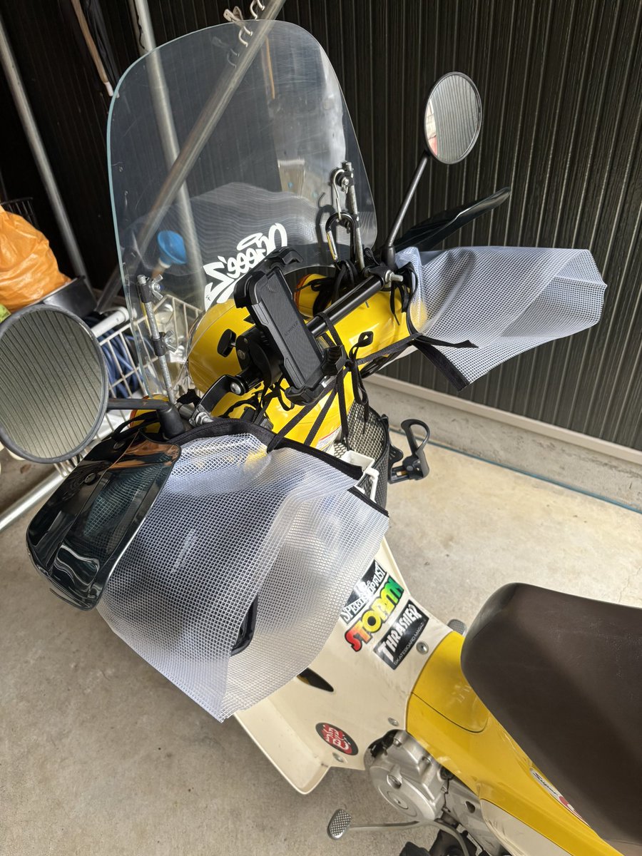 fukugyodesuyo's tweet photo. 雨対策は👌

🔛🐸🚀🛵💨

かっこ悪いとか言わないのw https://t.co/v3MaTVaodM
