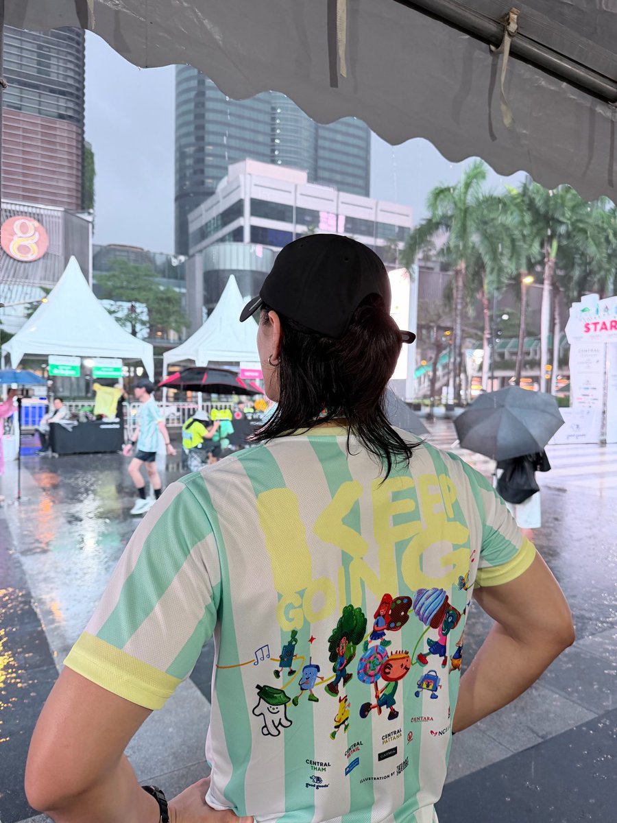 NaM_SouhE's tweet photo. ขออวยพ่อหน่อย รอส่งแฟนคลับกลับ มีที่ไหน ไม่รักพ่อให้รักใคร 💜💜💜

#MarkIIIV https://t.co/6HDqPOP03N