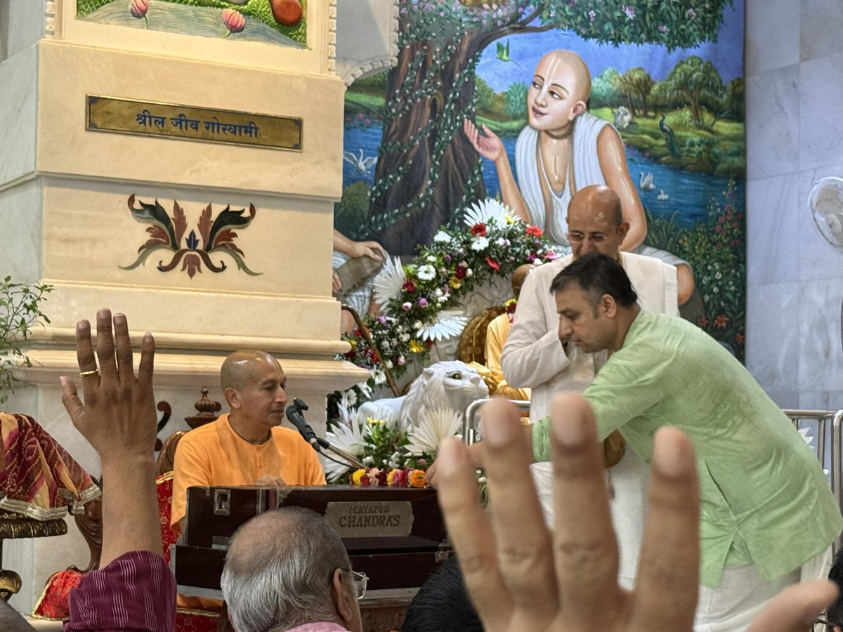 GaurangaDas's tweet photo. Grateful to Iskcon Mira Road temple to give me an opportunity to speak Srimad Bhagavatam on the glories of Holy Name today on the occasion of Kirtan mela at the temple. 
#iskcon https://t.co/oxbosk5iMn