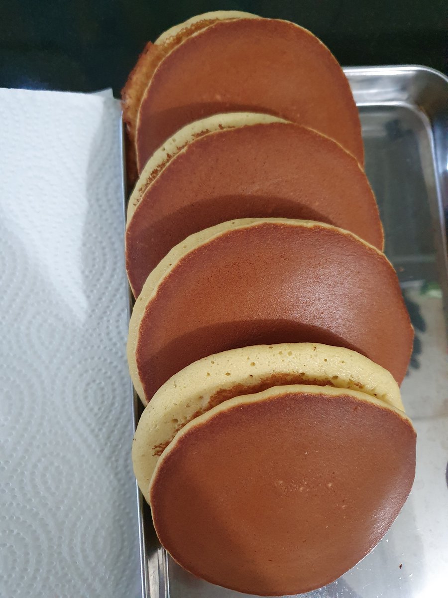 vionytaniaa's tweet photo. @i_dsmile High even temp (around 185-190°C). Last year i tried making dorayaki and left photo was my second try with higher temp (wipe the pan with thin coat of oil) while the right photo was my first attempt with slightly lower temp. 

I used this recipe https://t.co/ndanW3DGt1 https://t.co/Fx9epo66qf
