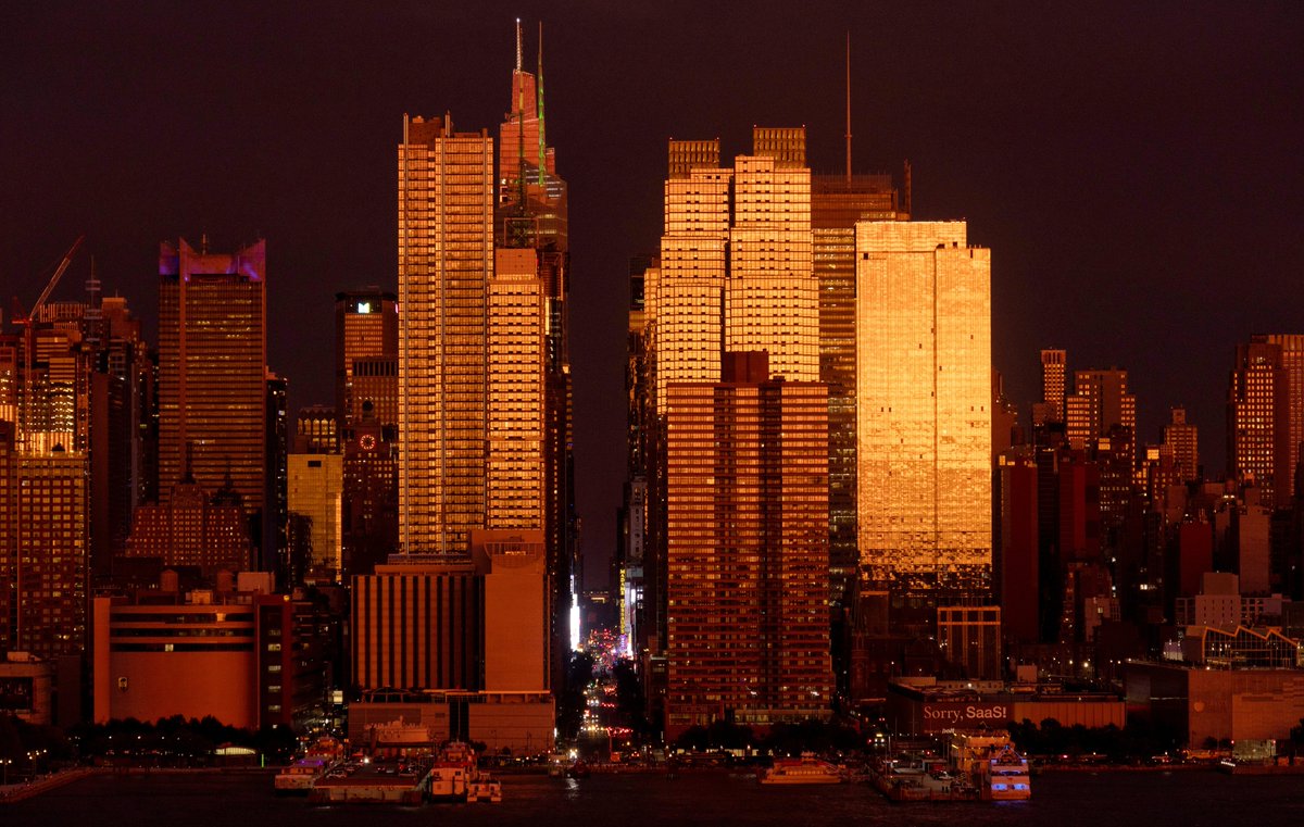 GaryHershorn's tweet photo. After the rainbow faded, the colors kept changing across midtown Manhattan as the sun set, ahead of an approaching nor'easter storm in New York City, Friday evening #newyorkcity #nyc #newyork #sunset @empirestatebldg https://t.co/y8JyG5hhli