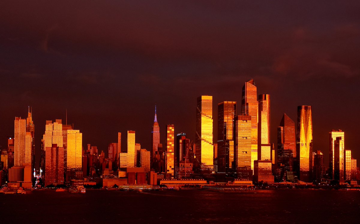 GaryHershorn's tweet photo. After the rainbow faded, the colors kept changing across midtown Manhattan as the sun set, ahead of an approaching nor'easter storm in New York City, Friday evening #newyorkcity #nyc #newyork #sunset @empirestatebldg https://t.co/y8JyG5hhli