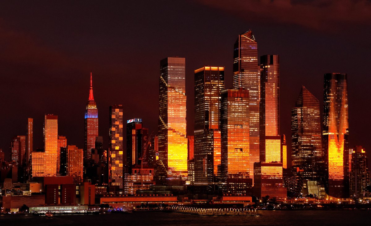 GaryHershorn's tweet photo. After the rainbow faded, the colors kept changing across midtown Manhattan as the sun set, ahead of an approaching nor'easter storm in New York City, Friday evening #newyorkcity #nyc #newyork #sunset @empirestatebldg https://t.co/y8JyG5hhli
