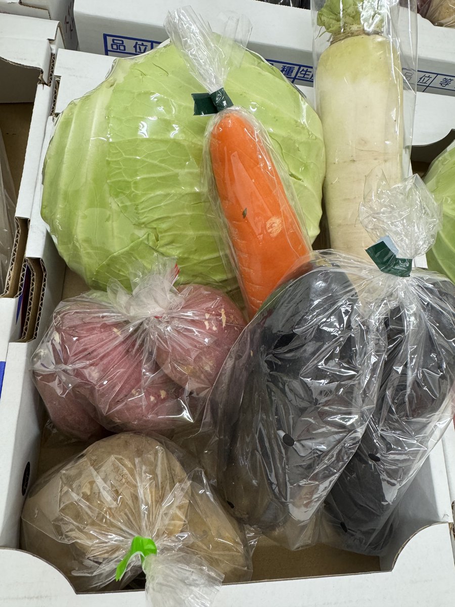 maruhanginsui's tweet photo. 販売会の最新情報です🥰

「本日のラインナップ」
・キャベツ🥬
・にんじん🥕
・だいこん😫
・さつまいも🍠
・じゃがいも🥔
・なす🍆
以上、6種類です😤

✨️おすすめの献立✨️
▶︎野菜たっぷりのポトフ
▶︎根菜カレー
▶︎野菜炒め

だいこん…なんで絵文字無いんやぁぁ😫 https://t.co/5B6AJA2jVi