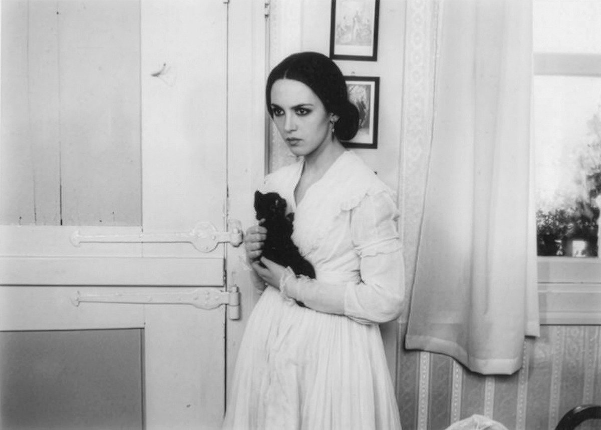 GenyaTheHag's tweet photo. “lucy (isabelle adjani) with her kitten.” lobby card for nosferatu the vampyre (1979) dir. werner herzog https://t.co/NBOl11dMPh