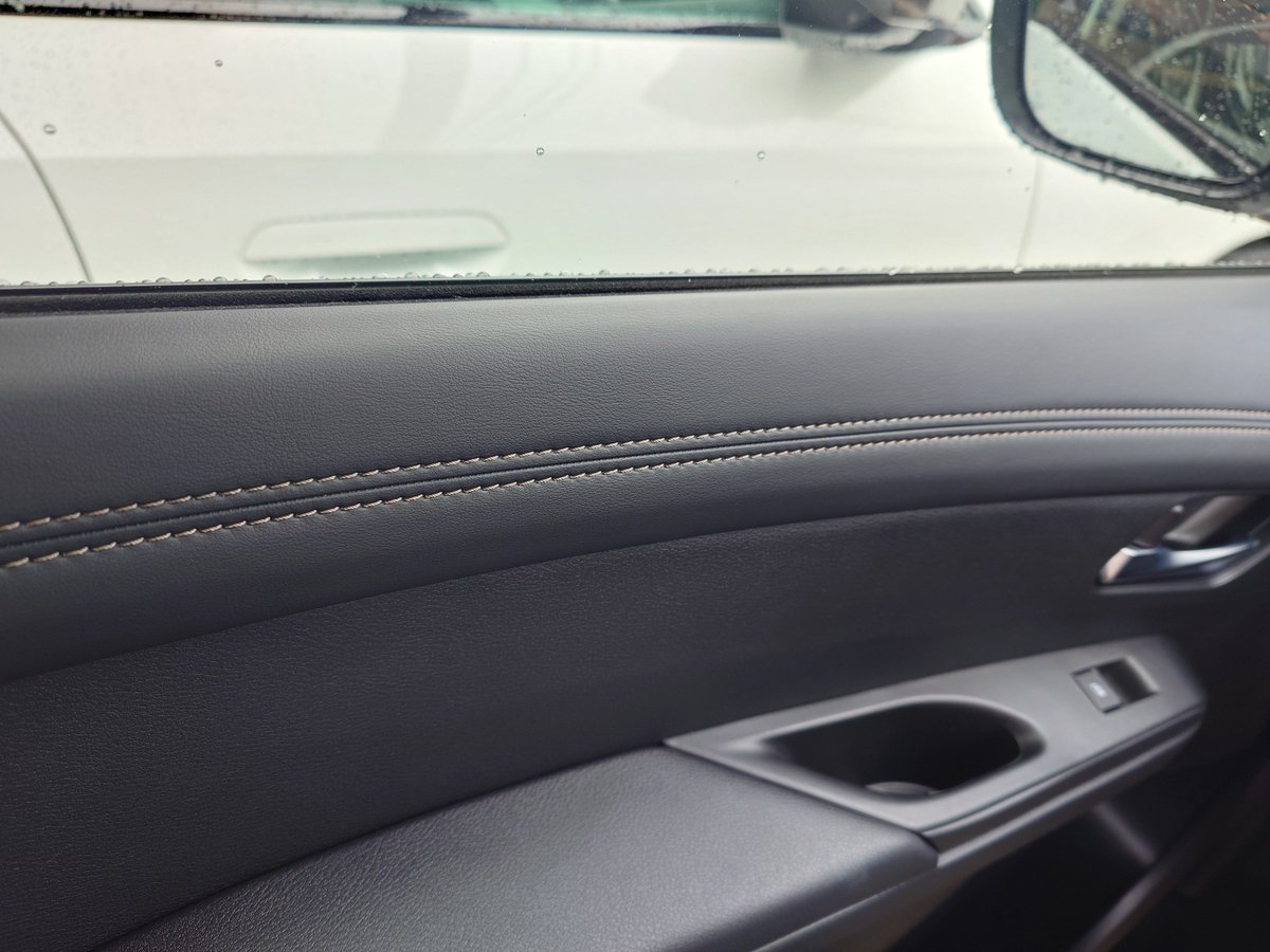 GARAGE_22's tweet photo. 本日は天気予報通りの空模様なので、内装の掃除を行なっています。
今週落札したセレナは恐らくディーラーの試乗車なので、内窓を拭いたり日産のレザーにありがちな皮脂汚れを落としました。
ついスイッチが入り業務車両のシートの掃除もしましたが、ついでだから代車の内窓拭きもやってしまおう…。 https://t.co/xP6gEACtU2