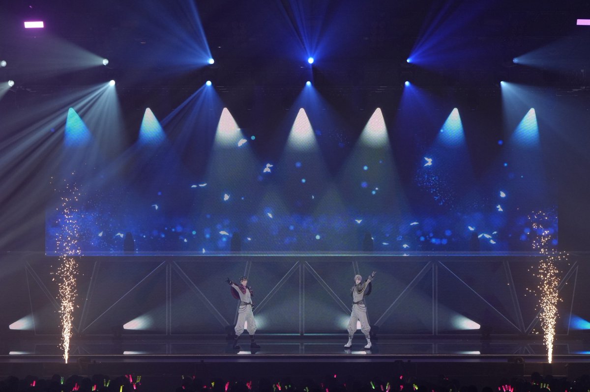 iD7_VISIBLIVE's tweet photo. 皆さん盛り上がる準備はできていますか？
 会場でも大歓声をいただいた絶対王者Re:valeの「YOUR RHAPSODY」！
 2人にしかできない最高のパフォーマンスで幕が開けました。
 信頼しあう2人をとらえたカメラワークにも注目してください！(スタッフ)

 #みんなで見よう4J https://t.co/fGTYYusTxG
