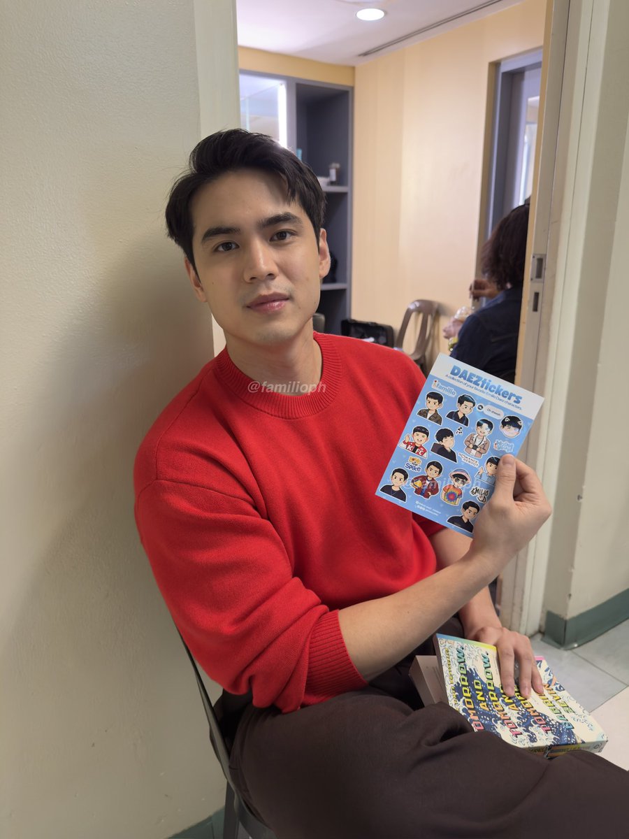 familioph's tweet photo. Who wants DAEZtickers? ✨

Get yours FOR FREE TODAY at 3PM, Coffeebay, City Wing, SM Seaside Cebu! 

To claim:
-Must be a @bidasaarena ticket holder
-Must follow ALL FAMILIO, @familio_cebu and @emiliobdaez social media accounts 🩵

‼️LIMITED ONLY‼️ Come grab yours and let’s cheer for Emilio in #BidaSaArenaTheRematch

#EmilioDaez #BidaSaArena