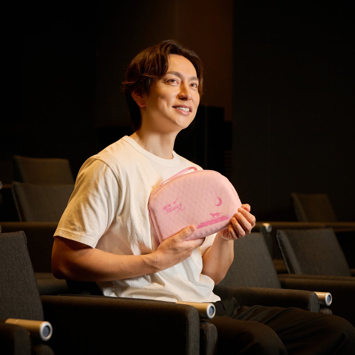wow_yoshimu's tweet photo. ⠀⠀#芳雄のミュー 新商品 🎁
＼✨オンライン販売決定🛒／

『芳雄のミュー Dream Fes.』で大好評だった
新商品4点がWOWOW百貨店に登場✨

🐾チケットホルダー（Dream Fes.）
🐾座ミュ団（ざぶとん）
🐾ドリーミュアイマスク
🐾トートバッグ（Dream Fes.）

10／1（木）より数量限定で販売開始‼ https://t.co/IWcwS2Yoj5