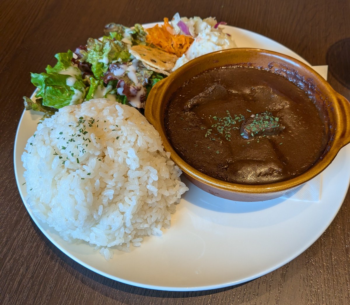 jo_jo_mitsu's tweet photo. 華麗なるコンサートに期待を寄せてカレー食べまish🍛(大盛)
#サンコンコン #BAYDECK https://t.co/pcqBOAhKCq