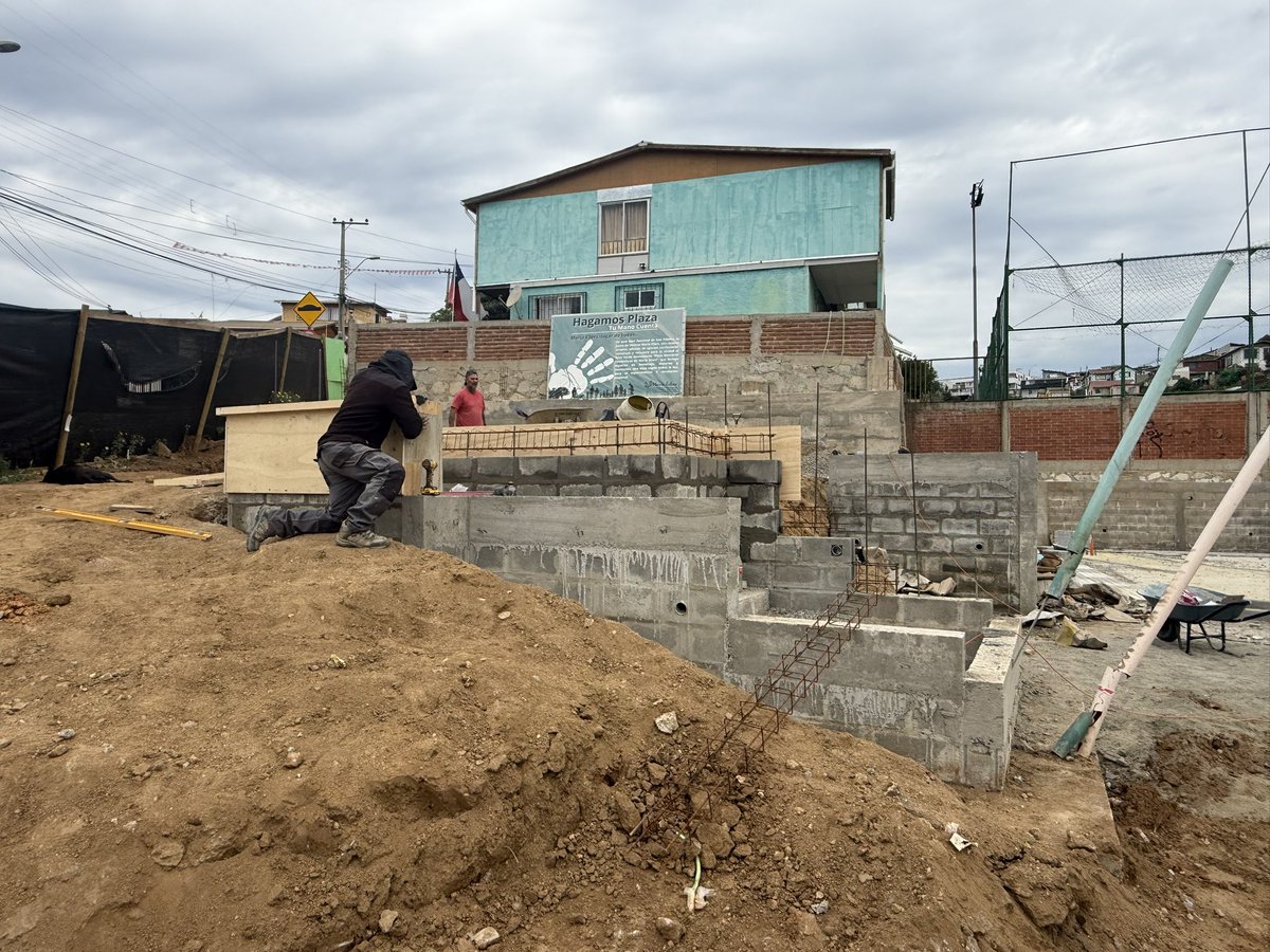 EilersJunta's tweet photo. [HILO 🧵 4/4: GESTIÓN VECINAL CON FINANCIAMIENTO PÚBLICO] 🇨🇱✨
Obra financiada vía #DS27 por @Minvu y cofinanciada por @MuniValpo, patrocinada por Rukapewma y ejecutada por MBS. Tras años de perseverancia de la JJVV María Eilers, la dignidad barrial se construye día a día. 🏡❤️ https://t.co/7BvEf2wEr4