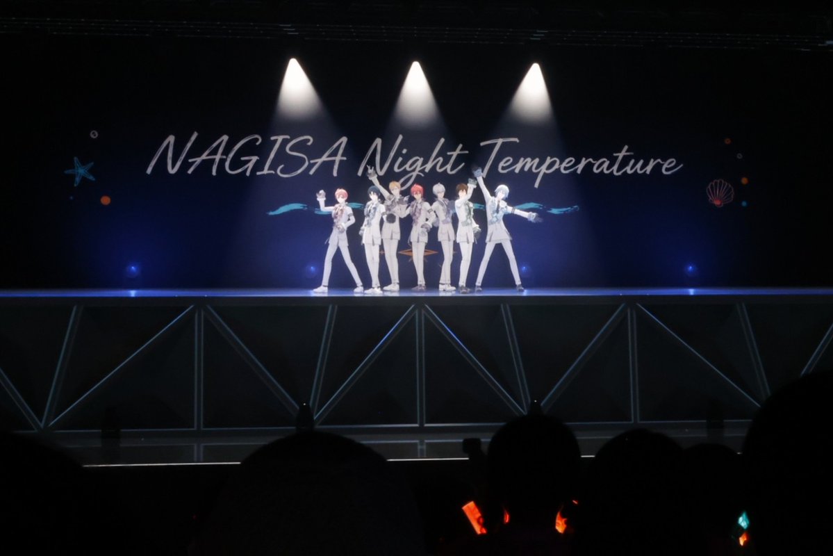 iD7_VISIBLIVE's tweet photo. 「NAGISA Night Temperature」は、波の音からスタートするアイデアを構想し、波打ち際を楽しむ陸くんを6人が呼ぶ最高のシーンに仕上がりました。
 終盤、7分割されたモニターにメンバーが映し出されるのは、ファンサでなく「気づかれたい本気の熱視線」です！(スタッフ)

 #みんなで見よう4J https://t.co/1ZonrjKywH