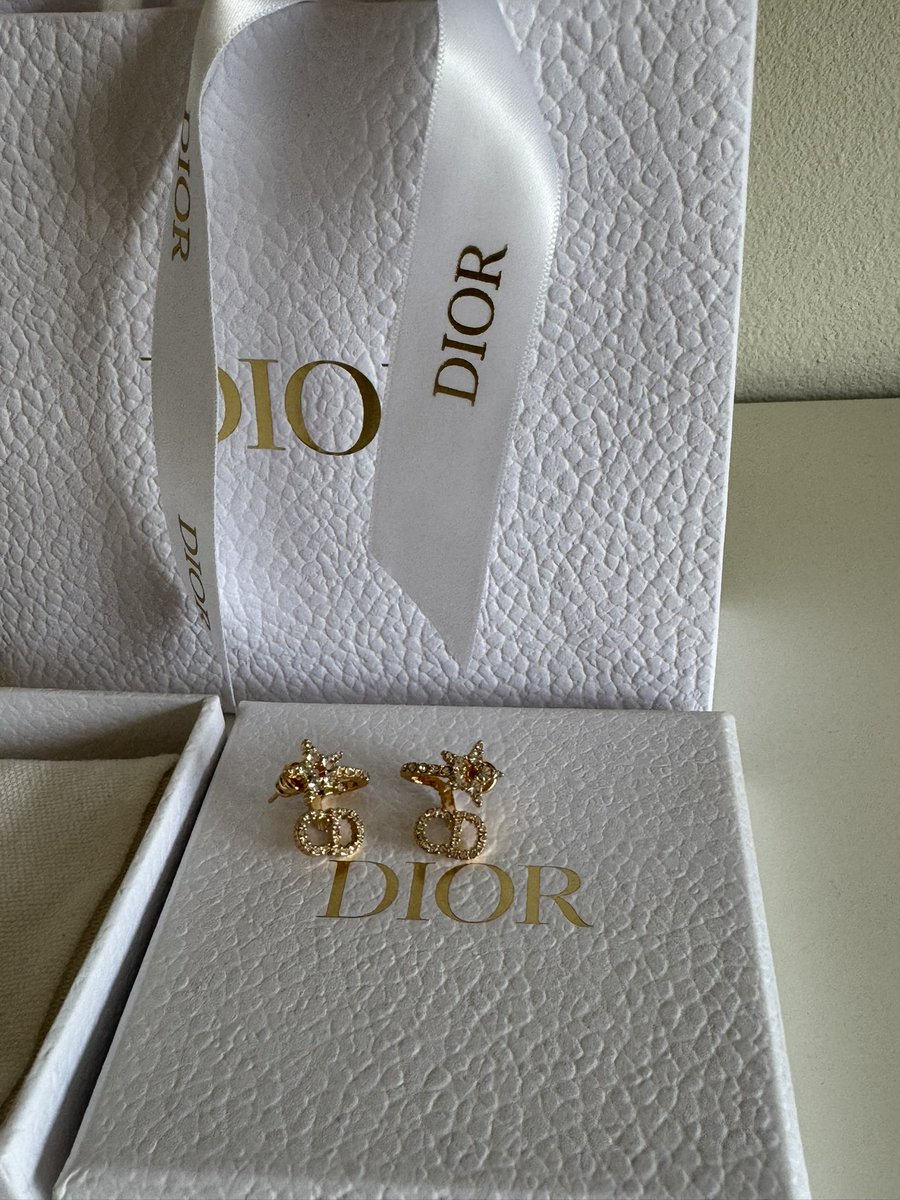 sobacatcool's tweet photo. #แบรนด์เนมมือสอง #ส่งต่อdior #ต่างหูdior #ส่งต่อแบรนด์เนม ปล่อยต่างหู dior รุ่น Clair D Lune Earrings 6,500.- ✨ สนใจทักได้หรือหาแลกรุ่นอื่นค่ะ ปล.หูเราเล็กเลยไม่เหมาะกับน้อง 🥺 https://t.co/zfNQSXprWs