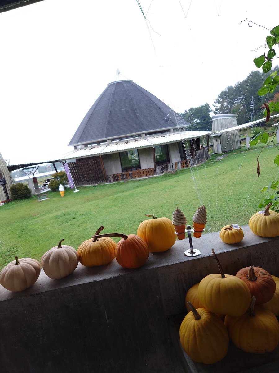 teteterumik's tweet photo. 生憎の雨☂️だけど…
八ヶ岳農業実践大学校(原村)
『焼きたての香りマルシェ』🥖☕️🧁
行ってきたよ

ちょっとお散歩してみたり🚶‍♀️
紅葉してる木もあったり、ヤギさん居たり😊

パン屋さん、シフォンケーキ屋さん、コーヒー屋さん、etc　巡って
いっぱい買っちゃった😋 https://t.co/OrVxi7oiSY