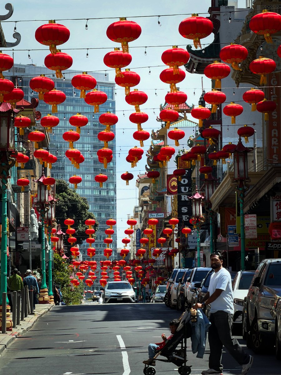 emilyrobinbts1's tweet photo. San Francisco��s beautiful, colorful Chinatown. https://t.co/khQKMtDGFJ