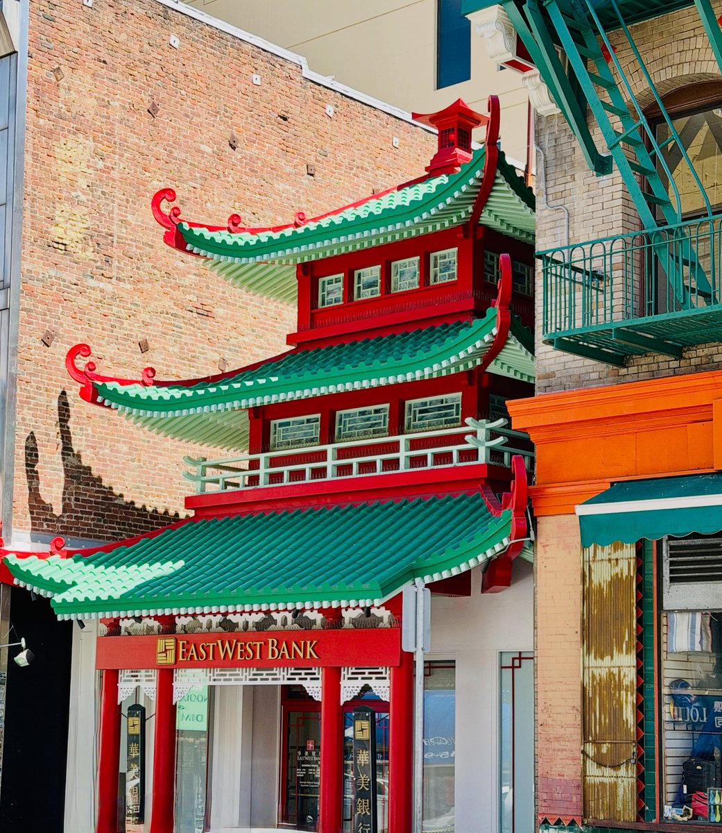 emilyrobinbts1's tweet photo. San Francisco��s beautiful, colorful Chinatown. https://t.co/khQKMtDGFJ