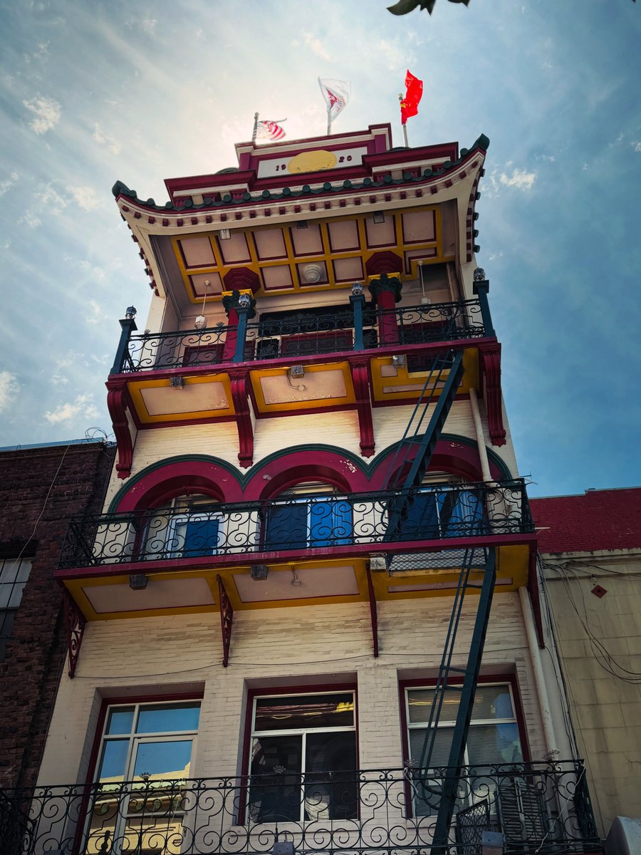 emilyrobinbts1's tweet photo. San Francisco��s beautiful, colorful Chinatown. https://t.co/khQKMtDGFJ