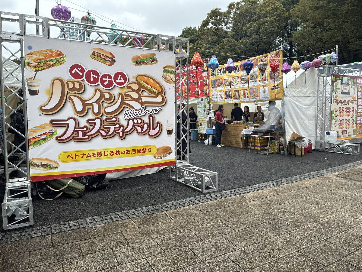 plan_sms's tweet photo. 本日、明日の2日間、新宿中央公園でバインミーフェスティバル開催中🇻🇳🇯🇵

当社グループ会社のライノ・コネクトが企画、運営しており、わたしたちも特別協賛としてブースを出してます！
おいしいバインミーのお店もたくさん出店しています🥖

ぜひお越しください✨

#バインミーフェスティバル https://t.co/AzXLDjTeLT