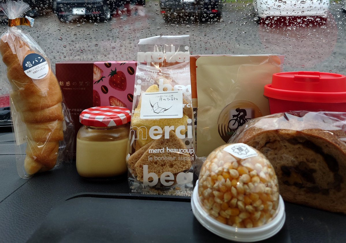 teteterumik's tweet photo. 生憎の雨☂️だけど…
八ヶ岳農業実践大学校(原村)
『焼きたての香りマルシェ』🥖☕️🧁
行ってきたよ

ちょっとお散歩してみたり🚶‍♀️
紅葉してる木もあったり、ヤギさん居たり😊

パン屋さん、シフォンケーキ屋さん、コーヒー屋さん、etc　巡って
いっぱい買っちゃった😋 https://t.co/OrVxi7oiSY
